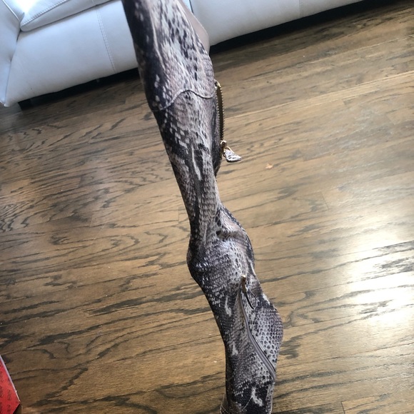 Sexy thigh high Guess Boots! New never worn size 7 guess boots